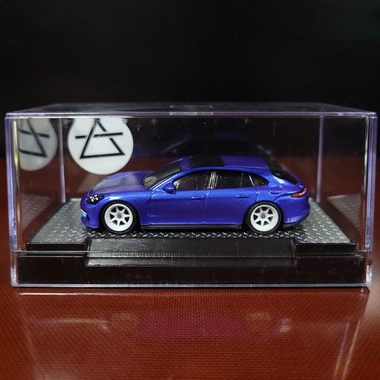 1:64 2018 Porsche Panamera 4 E-Hybrid Sport Turismo